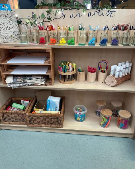 Instagram Tk Centers, Preschool Provocations, Reggio Atelier, Nursery Room Ideas Childcare, Early Excellence, Nature Based Classroom, Easel Ideas, Preschool Classroom Setup, Junior Kindergarten