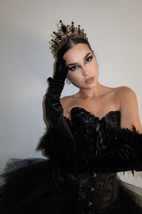 Black Swan Gown, Halloween Inspo For Brunettes, College Halloween Costume Brunette, Halloween Ideas Brunette, The Black Swan Costume, Black Swan Inspired Makeup, Halloween Costume Black Corset, Black Swan Costume Makeup, Black Swan Outfits Inspired