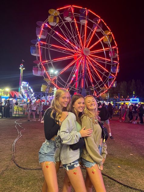 Cute Summer Fair Outfits, Fair Outfit Ideas Carnival Summer Night, Fair Fit Ideas, Carnival Photoshoot Friends, Carnival Pics With Friends, What To Wear To A Carnival Fair, Carnival Pictures Friends, Cute Fair Outfits Summer, Carnival With Friends