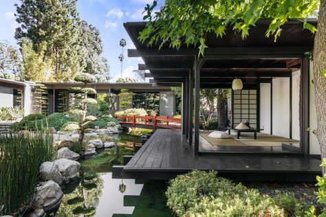 A Floating Japanese Tea Room Comes With This Mid-Century Minka in Beverly Hills Japanese Mid Century Modern Architecture, Unconventional Homes, Japanese Tea Room, Spa Inspired Bathroom, Japanese Tea House, Front Courtyard, Built In Bench, Celebrity Houses, California Homes