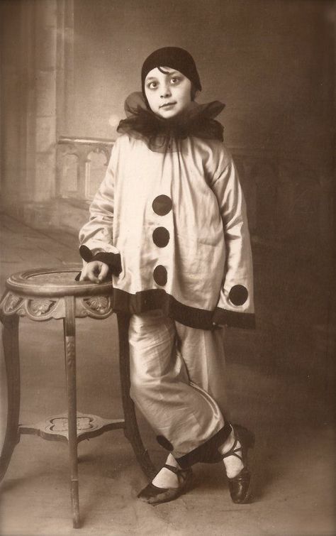 Cirque Vintage, Pierrot Clown, Vintage Halloween Photos, Vintage Halloween Costume, Vintage Clown, Studio Portrait, Clown Costume, Halloween Vintage, Vintage Circus