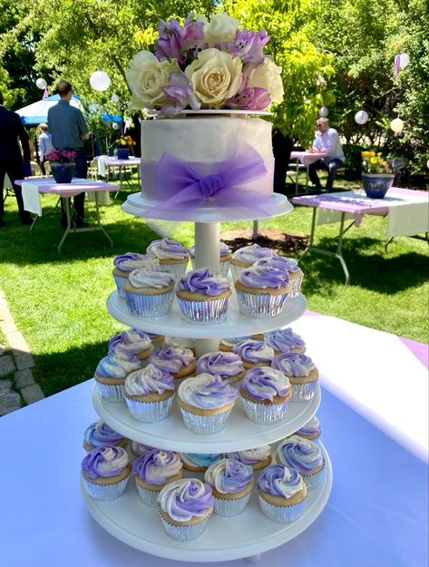 Lavender Wedding Cake With Cupcakes, 1 Tier Wedding Cakes, Wedding Cakes Lilac, Lavender Wedding Cake, Lavender Cupcakes, Purple Wedding Cake, Purple And Silver Wedding, Cupcake Stand Wedding, Lavender Cake