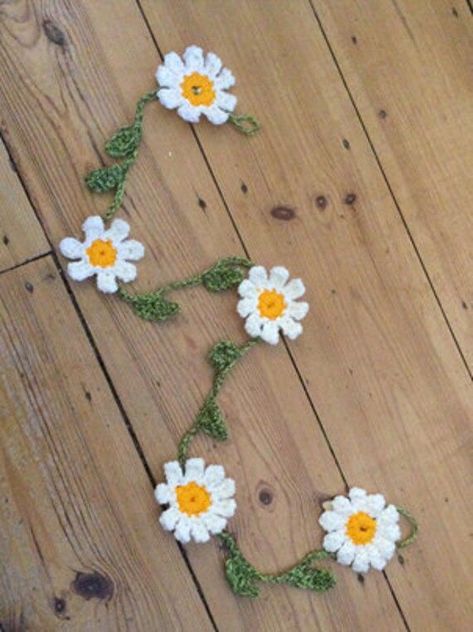 crochet hair accessories new https://youtu.be/2o12b41cIeA?si=ueDecdOfa8H5UaLx Crochet Hair Pins, Hair Accessories Crochet, Crocheted Daisy, Daisy Decorations, Crochet Succulent, Christmas Tree Quilt, Crochet Garland, Accessories Crochet, Crochet Chain