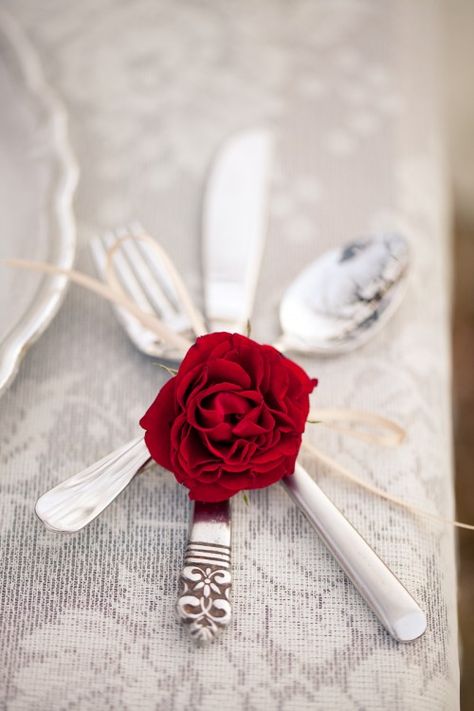 Cheap Table Decorations, Saint Valentin Diy, Valentines Bricolage, Valentine Dinner, Valentines Day Dinner, Saint Valentine, Valentine Wedding, Valentines Day Weddings, Sweetheart Table