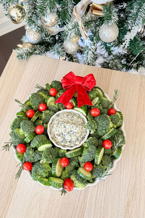 Christmas Vegetable Wreath Shaped Platter | Lynn Mumbing Mejia Holiday Crudite Platter, Green Fruit Platter, Veggie Tray Wreath, Holiday Food Platters, Christmas Wreath Food Ideas, Vegetable Tray Christmas, Easy Christmas Veggie Tray, Edible Wreath Christmas, Food Wreath Christmas