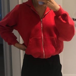 Zip Up Hoodie Outfit Casual, Zip Up Hoodie Outfit Aesthetic, Red Hoodie Outfit, Zip Up Hoodie Outfit, Red Jacket Outfit, Hoodie Outfit Aesthetic, Hoodie Outfit Casual, Red Zip Up Hoodie, Cropped Zip Up Hoodie