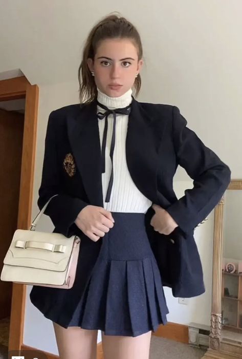 Preppy Chic Style, Light Academia Style, Light Academia Aesthetic, School Skirt, Academia Style, Preppy Chic, Europe Outfits, Tennis Skirts, Light Academia