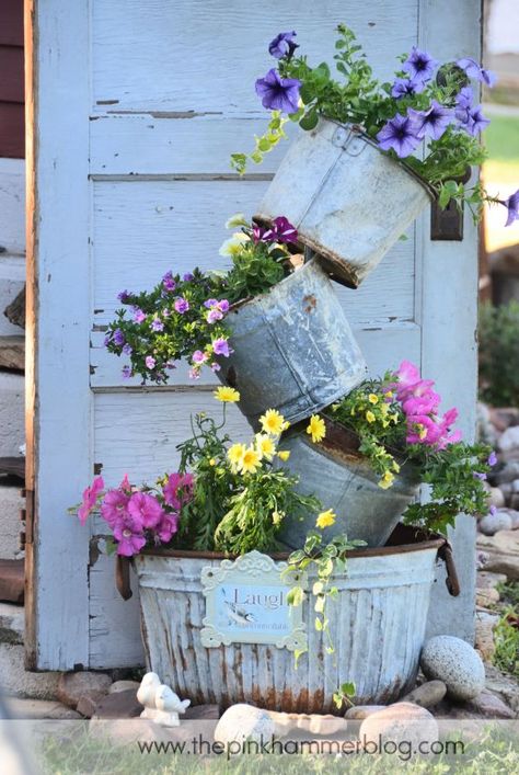 rustic garden decor Taman Vintage, Rustic Gardening, Taman Diy, Jardim Diy, Diy Flores, Flower Tower, Fleurs Diy, Tower Garden, Vintage Garden Decor