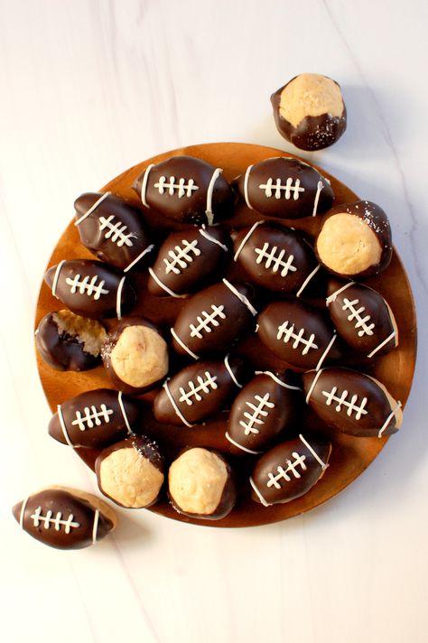 Retro chocolate peanut butter buckeyes living their best life as easy Super Bowl party food! These game day desserts take the cake -- so to speak. Take classic buckeyes, shape them into footballs, dip in chocolate, and decorate with royal icing. Football never food never looked, or tasted, so good. Guaranteed to win game day food. Bet you can't eat just 10! Get the recipe for your the very best of Super Bowl desserts. . . . . . #buckeyes #footballfood #gamedayfood #superbowlfood #partyfood Dessert Football Party, Football Rice Crispy Treats, Game Day Food Desserts, Game Day Cookies, Easy Tailgate Desserts, Football Party Food Desserts, Super Bowl Cake Ideas, Football Snack Ideas, Tailgating Desserts