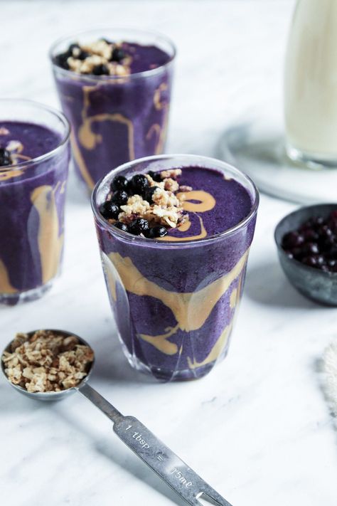 Vegan Wild Blueberry and Almond Butter Smoothie (no banana!) | Eating by Elaine Smoothie No Banana, Smoothie Recipies, Almond Butter Smoothie, Banana Drinks, Blueberry Smoothie, Cramps Relief, Desserts Vegan, Blueberries Smoothie, Wild Blueberries