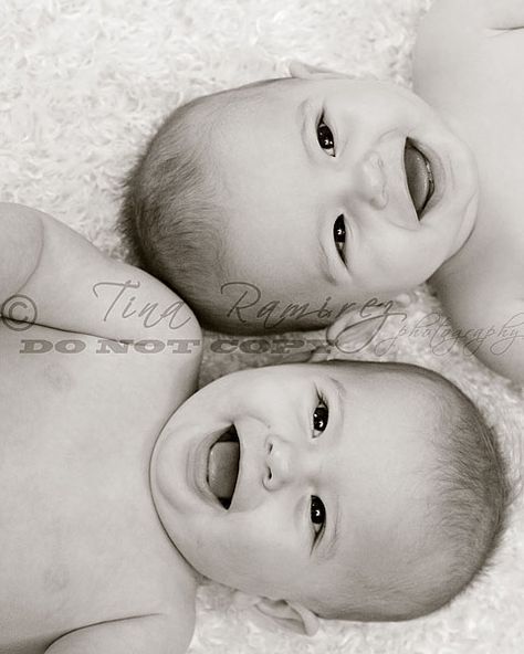 6 Month Old Twins Photography, 1 Year Twins Photo Shoot, Twins Monthly Photo Ideas, Twin Photoshoot Ideas, Twin Babies Pictures, Twins Photoshoot, Twin Baby Photography, Twin Baby Photos, Twins Photography