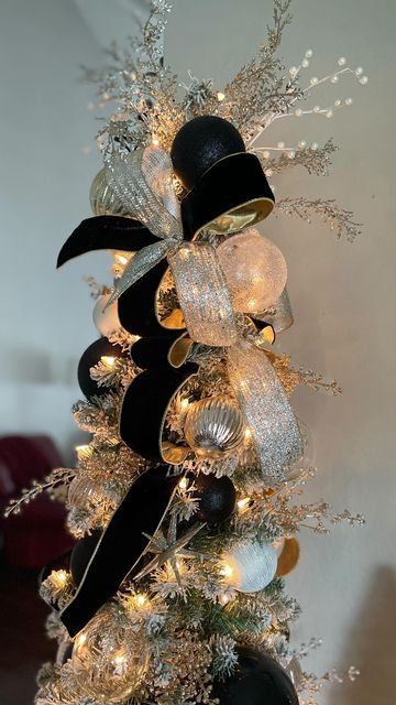 Black And Gold Ribbon On Christmas Tree, Black White And Champagne Christmas Tree, Black Ribbon Christmas Tree, Black And White Christmas Trees, Chanel Christmas Tree Ideas, Modern Black And Gold Tree, Black Tree Gold Ornaments, Black White And Gold Christmas Tree, Black And Gold Christmas Tree