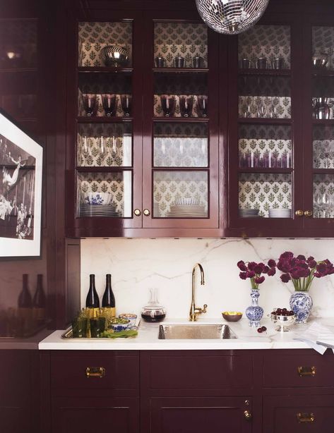 In this butler's pantry designed by Ashley Whittaker, a disco ball adds sparkle to walls and millwork lacquered in a custom Fine Paints of Europe color. The cabinets are backed in a Muriel Brandolini fabric. Purple Kitchen Decor, Ashley Whittaker, Nyc Brownstone, Fine Paints Of Europe, Home Bar Design, Purple Kitchen, Cellar Design, Mini Bars, Beach House Design