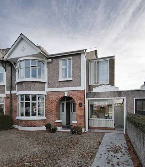 This side and back 1930s house extension didn’t shy away from the pebble dash facade and decided to give it a modern take. This has allowed the extension to blend in with the rest of the house over the years, despite it being a modern update. IMAGE: GKMP Architects via dezeen Side Extension Ideas, Semi Detached House Extension, House Extension Ideas, 1930 House Renovation, 1930s House Extension, 1930s Semi Detached House, 1930s House Renovation, Pebble Dash, 60s House