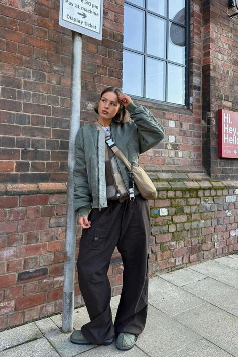 Cargo Jacket Outfit, Architecture Logos, Nyc Autumn, Green Winter Jacket, Green Cargo Jacket, 90s Inspired Outfits, Cardigan Green, Outfit Streetwear, Winter Fit