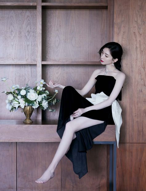 Jiang Shuying poses for photo shoot | China Entertainment News Kiki Xu, Xu Jiaqi, Gowns Dresses Elegant, Clothing Photography, Beauty Leg, Female Poses, Kpop Fashion Outfits, Entertainment Industry, Women's Fashion Dresses