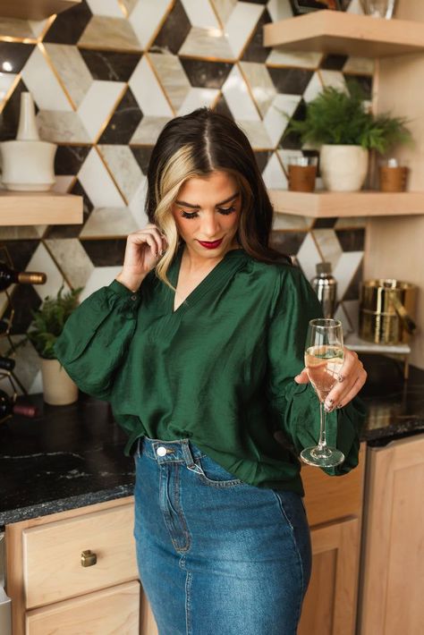 Emerald green top paired with fall outfit. #fallfashion #ootd #fashion #style #ootn #fashionblogger #fashionista Thrifting Inspiration, Winter Night Outfit, Winter Party Outfit, Trendy Fall Fashion, Outfits New Year, Party Outfits Night, Christmas Party Outfit, Glamorous Party, Christmas Party Outfits