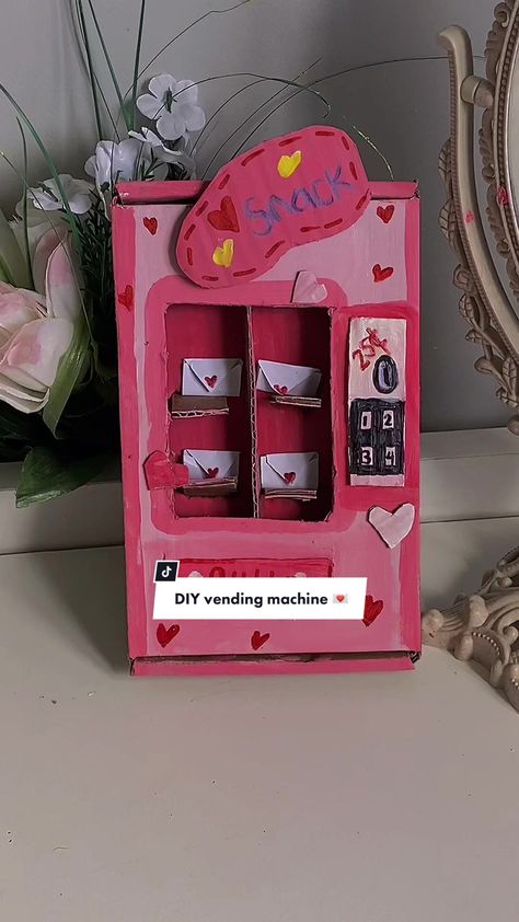 How To Make A Vending Machine, Vending Machine Craft, Cardboard Vending Machine Diy, Cute Vending Machine, Valentines Diy Crafts, Diy Vending Machine, Diy Machine, Diy Crafts Bookmarks, Notes Craft