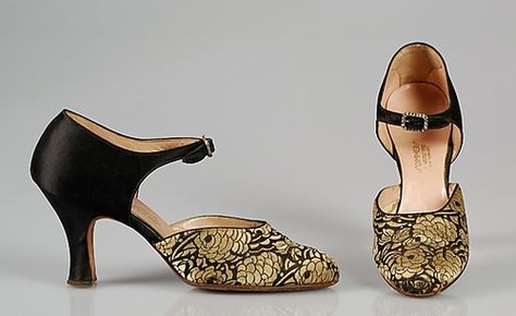 Shoes 1926 The Metropolitan Museum of Art (OMG that dress!) Brocade Shoes, Art Deco Shoes, Antique Shoes, 1920s Shoes, Historical Shoes, 1920's Fashion, Mode Shoes, Shoe Sketches, Baby Converse