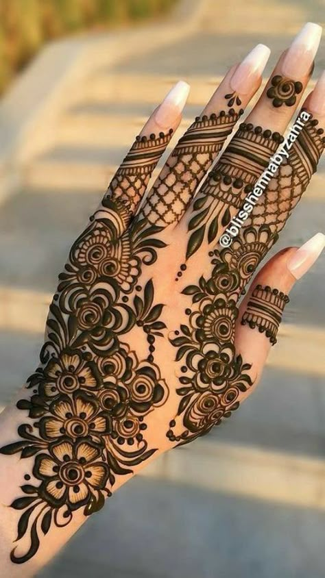 Looking for a creative way to show off your henna artwork? Check out our designs! We've got a variety of styles to choose from, and we can help you create a stunning piece that you'll love. Indian Henna Designs, Henne Tattoo, Cute Henna Designs, Khafif Mehndi Design, Floral Henna Designs, Finger Henna Designs, Eid Mehndi Designs, Henna Tattoo Designs Hand, Henna Art Designs