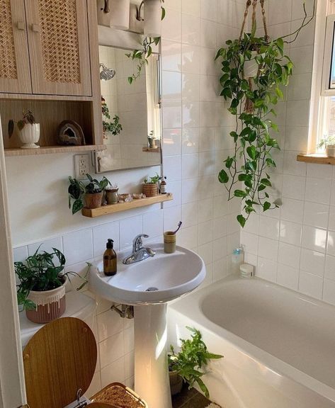 Bathroom With Plants, Boho Bathroom Decor, Interior Design Per La Casa, Aesthetic Bathroom, Apartment Aesthetic, Boho Bathroom, Apartment Bathroom, Apartment Decor Inspiration, Dream Apartment