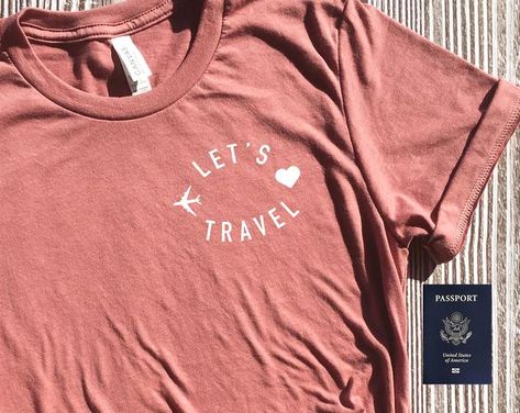 Travel Tshirt Design Ideas, Travel Shirts Ideas, Screen Printing Clothes, Travel Honeymoon, Travel Tshirt, Outfit Photography, On An Airplane, Style Tshirt, Travel Tees