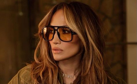 Tendencias en cabello para mujeres de más de 40 elegantes y joviales Hollywood Divas, Stil Boho, Tom Ford Sunglasses, Celebrity Beauty, Ben Affleck, Fashion People, American Idol, Beach Accessories, Angelina Jolie