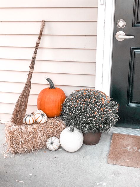 Hay With Pumpkins, Pumpkin And Hay Bale Display Front Porch, Hay Bales And Pumpkins Front Porch, Front Porch Hay Bale Ideas, Pumpkin And Mum Display, Hay Bale Front Porch Decor, Pumpkin And Mums Porch, Hay And Pumpkin Porch Display, Hay Bell Fall Decor