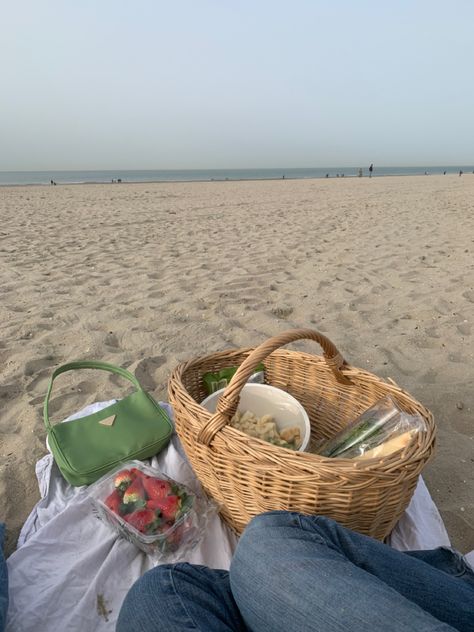 Picnic Bag Aesthetic, Picnic At The Beach, Spring Picnic, Aesthetic Spring, Picnic Date, Bag Aesthetic, 2023 Vision, Picnic Bag, Bags Aesthetic