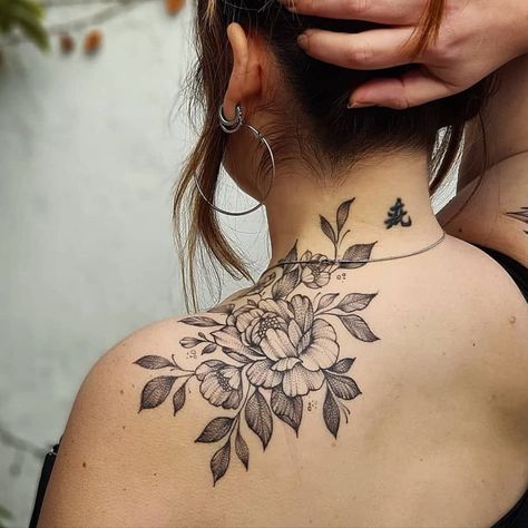 Flower Neck Tattoo, Feminine Shoulder Tattoos, Upper Back Tattoos, Neck Tattoos Women, Tattoo Magazine, Beautiful Flower Tattoos, Flower Tattoo Shoulder, Back Of Shoulder Tattoo, Floral Tattoo Sleeve