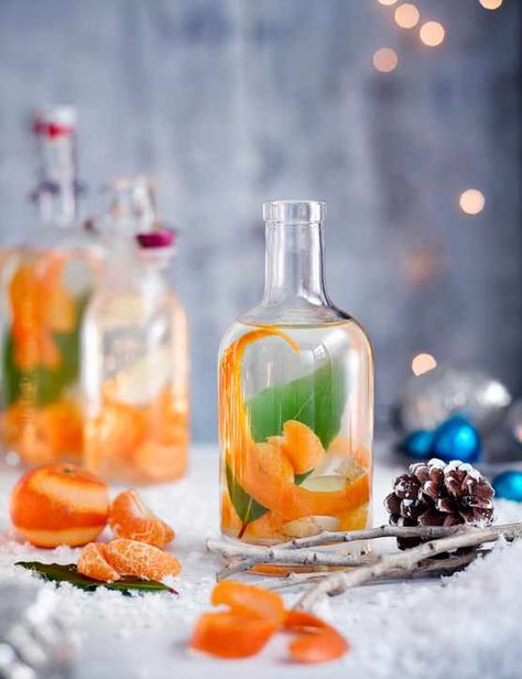 Infused your own gin with festive flavours, wrap it up nice and give it to a special someone this Christmas. It's a unique and thoughtful gift that's really easy to make Infused Alcohol, Gin Recipe, Resep Koktail, Christmas Gin, Edible Christmas Gifts, Infused Gin, Flavoured Gin, Gin Recipes, Homemade Food Gifts