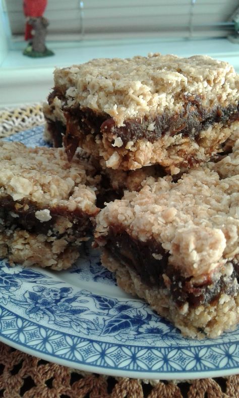 Raisin Squares Recipe, Date Recipes Desserts, Easy Bar Recipes, Pitted Dates, Date Squares, Square Recipes, Date Recipes, Dessert Bar Recipe, Slices Recipes