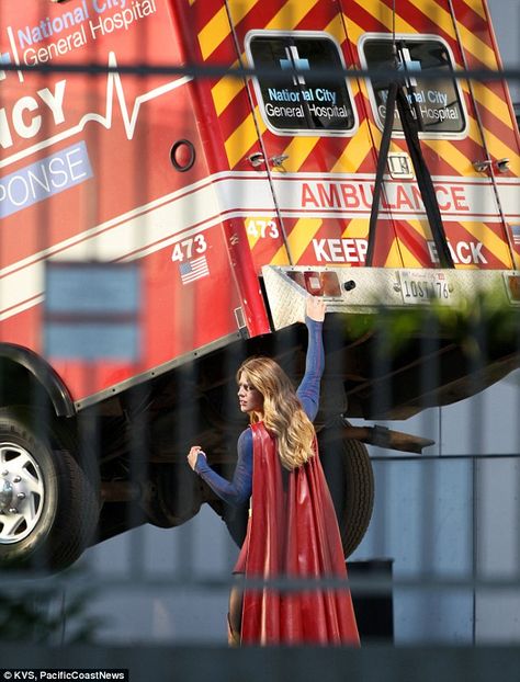 Saving the day! Melissa Benoist hoisted an ambulance into the air while filming Supergirl in Los Angeles on Friday Supergirl Series, Supergirl Tv, Melissa Supergirl, Supergirl 2015, Super Girls, Dc World, Super Strength, Red Cape, Supergirl And Flash