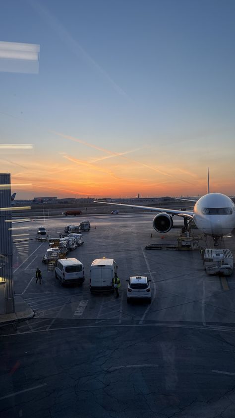 Pretty sunset at Pearson International Airport #sunsets #travel #airport Pearson Airport Toronto, Airport Sunset, Pilot Life, Toronto Pearson International Airport, Canada Study, Travel Airport, Student Pilot, Flight Travel, Airport Aesthetic