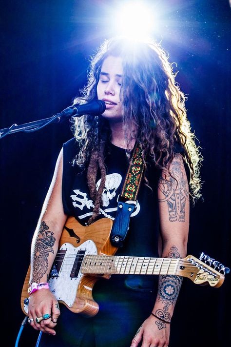 Tash Sultana, Famous Guitarists, Hippie Baby, Women Of Rock, Guitar Girl, Female Guitarist, Female Musicians, I Love Music, Girl Crushes