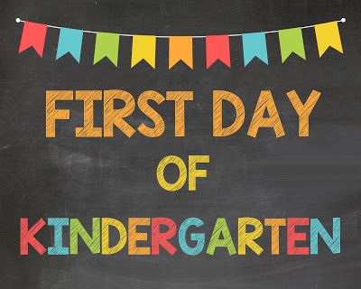 Free First Day of School Sign School Teacher Photo, Teacher Photo, First Day Of Kindergarten, School Chalkboard, Kindergarten First Day, Chalkboard Sign, Preschool Books, 1st Day Of School, School Signs