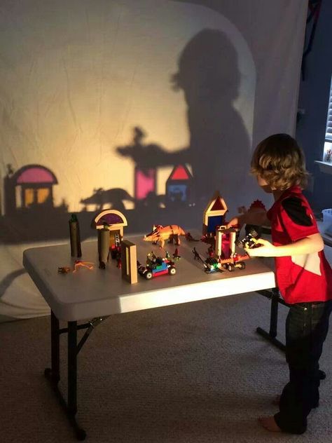 Shadow play Inside Activities, Shadow Activities, Overhead Projector, Playing With Light, Reggio Classroom, Shadow Light, Reggio Inspired, Shadow Play, Music Board