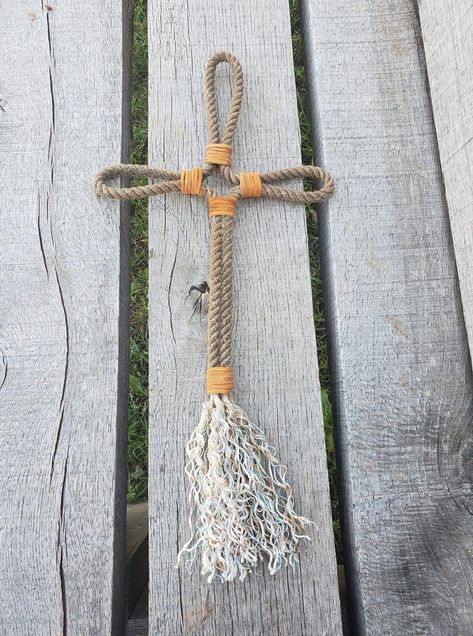 Old Rope Projects, Lasso Decor, Western Crafts Diy, Lariat Rope Crafts, Rope Wreaths, Roping Dummy, Rope Cross, Horseshoe Crafts Projects, Cowboy Crafts