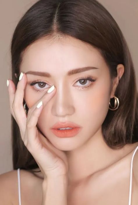 24 Fall Makeup Trends: Shockingly Wearable Makeup Looks For Fall Makeup Asia, Fall Makeup Trend, Tutorial Eyeliner, Korean Makeup Look, Peach Makeup, Beauty Make-up, Makeup Hacks, Make Up Looks, Eyeliner Tutorial