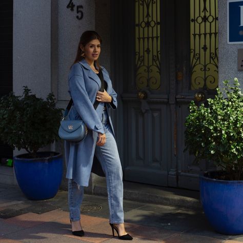 ¡Lunes de estilo con un total look azul vaquero! 💙✨ Hoy llevo un conjunto denim de pies a cabeza, combinando a la perfección con mi bolso Valentina azul. Este look no solo es cómodo y versátil, sino que también añade un toque fresco y moderno a cualquier día de la semana. ¡Nada mejor que empezar la semana sintiéndote fabulosa y lista para conquistar el mundo! 💼👖 ¿Qué opinais de este outfit? #ValentinaRiveraMadrid #TotalLookDenim #Moda #Estilo #BolsoValentina #FashionInspo #LunesConEstilo Total Look, Madrid, On Instagram, Instagram, Fresco