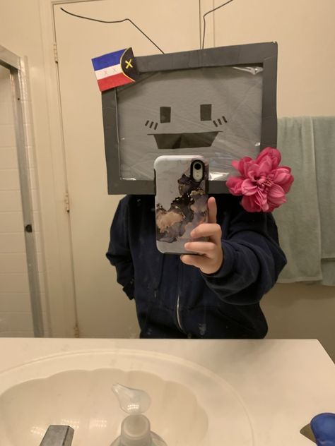 I have more pictures I need to post #cosplay #tommyinnit #tommyinnitchat #tvhead Tv Head Cosplay Diy, Box Head Cosplay Ideas, Box Head Ideas Cosplay, Tv Head Cosplay Cardboard, Boxheads Cosplay, Tv Head Cardboard, How To Make A Tv Head Out Of Cardboard, Tvhead Cosplay, How To Make A Tv Head