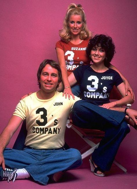 The original cast of Three’s Company from 1976: Joyce DeWitt, John Ritter, and Suzanne Somers. The story revolves around three singles who live together: Janet, Chrissy, & Jack. For Jack to live with the girls, the roommates convince their landlord, Mr. Roper that Jack’s gay. Jack plays the part to reassure that no ‘funny business’ going on. Each episode chronicles the hijinks that ensue because of the trio's constant misunderstandings. The hit ran for 8 seasons. 70s Television, Threes Company, Three’s Company, 80's Movies, John Ritter, 1970s Tv Shows, Tv Watching, Cast Photos, Suzanne Somers