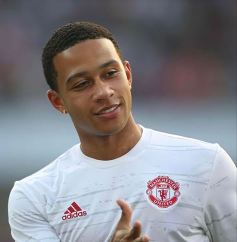 Hottest Soccer Players Men, Memphis Depay Aesthetic, Memphis Depay Haircut, Cody Gakpo, Fade Beard, Players Club, Memphis Depay, Beard Fade, Guy Pics