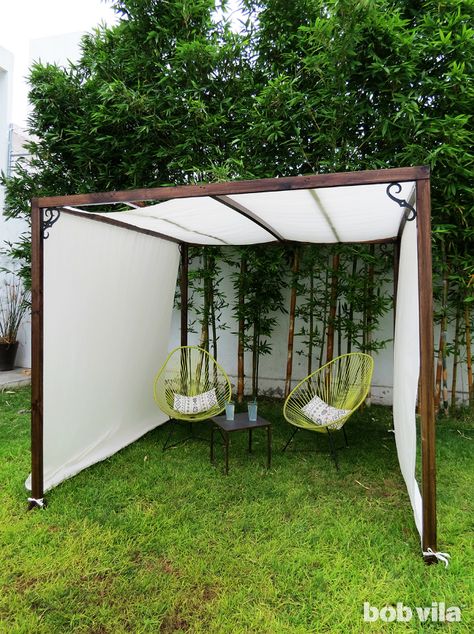 DIY privacy screen and canopy   Define your outdoor space, establish privacy, and even create some extra shade! Ombra Pergola, Backyard Privacy Screen, Diy Privacy Screen, Garden Shade, Pergola Diy, Backyard Shade, Backyard Canopy, Garden Privacy, Backyard Privacy