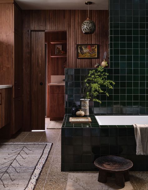 Moody California Casual Design - The Rise Of Walnut Wood (And How To Use It) - Emily Henderson Moody Mid Century Bathroom, Moody Organic Bathroom, Wood Panelled Bathroom, Contemporary Cabin Interior, Moody Modernism, Tiled Countertop Bathroom, Paneling Bathroom, Dark Toilet, Plaid Bathroom