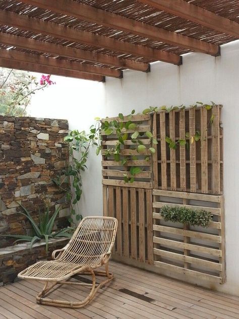 Focus on simplicity and functionality. Use neutral colors, clean lines, and minimal furniture. Pallet Projects Garden, Modern Patio Design, Bohemian Room Decor, Beautiful Home Gardens, Outdoor Living Design, Landscaping Garden, Garden Decor Ideas, Walled Garden, Outdoor Diy Projects