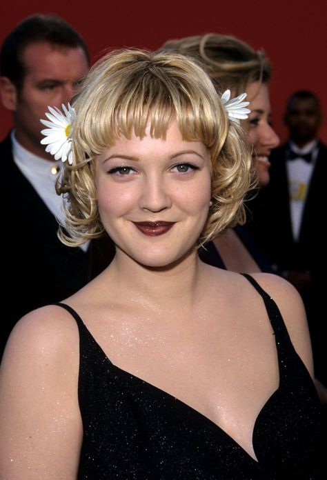 Pin for Later: The '90s It Girls You Wanted (and Still Kind of Want) to Be Drew Barrymore Drew Barrymore 90s, 90s Makeup Trends, Crazy Lipstick, Hair Clips 90s, 90s Makeup, Show Beauty, It Girls, Drew Barrymore, True Beauty