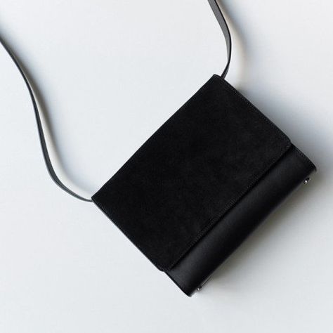 Minimalist Bag, Minimalist Chic, Black Purse, Minimal Chic, Cute Purses, Cute Bags, Branded Bags, Black Bag, Mode Inspiration