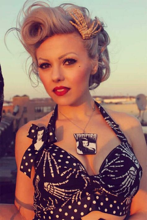 What is Psychobilly and How to Pull It Off - Ninja Cosmico Old Fashioned Hairstyles, Cabelo Pin Up, Rockabilly Makeup, Elegance Hair, Vintage Hairstyles Tutorial, Victory Rolls, Estilo Pin Up, Rockabilly Girl, Rockabilly Hair