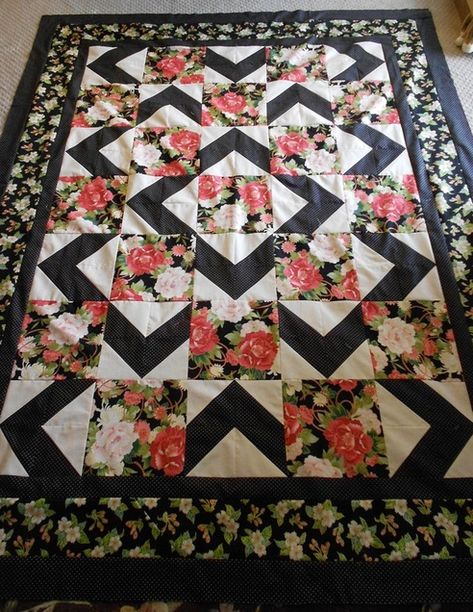 Walk About quilt pattern - 2 Walk About Quilt Pattern, Walk About Quilt, Poppy Quilt, Black And White Quilt, Big Prints, Quilt Pattern Free, Colchas Quilting, Hantverk Diy, Horse Quilt